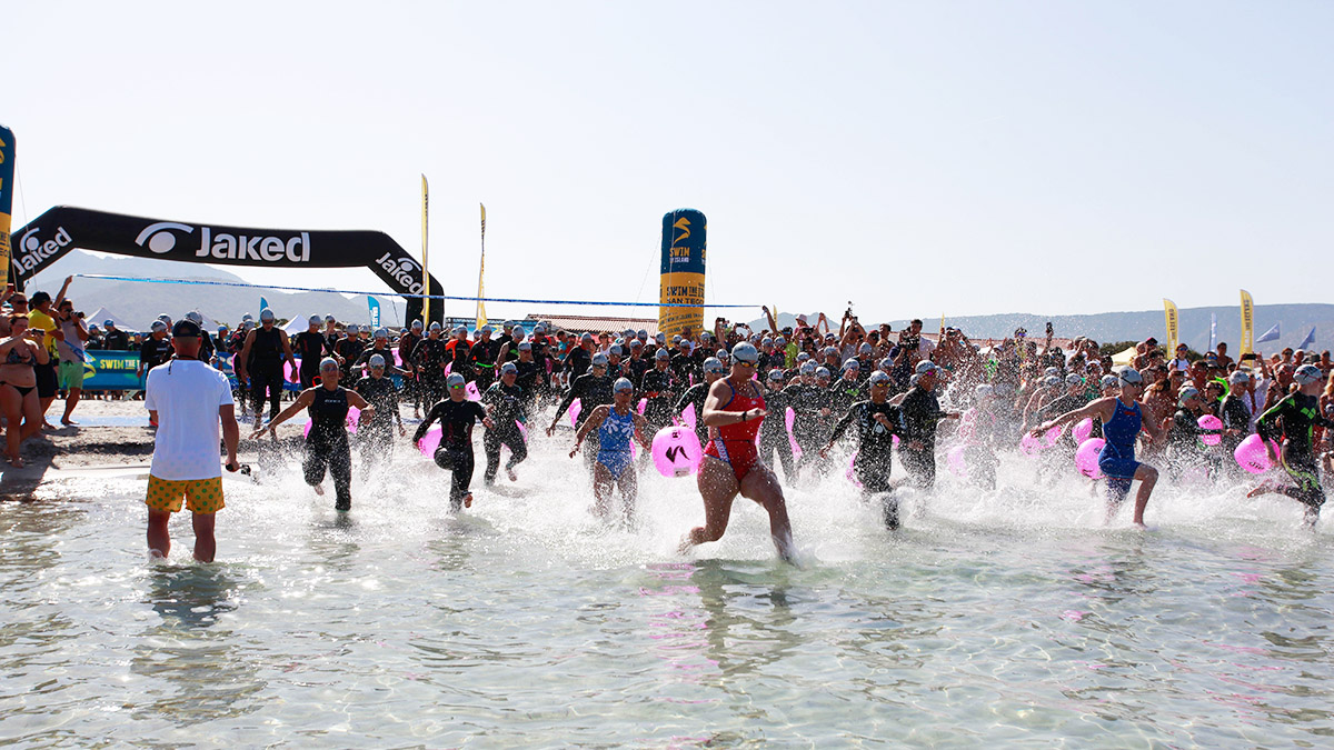 Massaggiatori DIABASI® durante il tirocinio pratico allo SWIMTHEISLAND Golfo dell’Isola – evento sportivo di nuoto e benessere