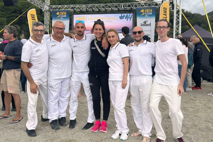 I Massaggiatori Diabasi® hanno massaggiato gli atleti allo Swimtheisland Sirmione 2024