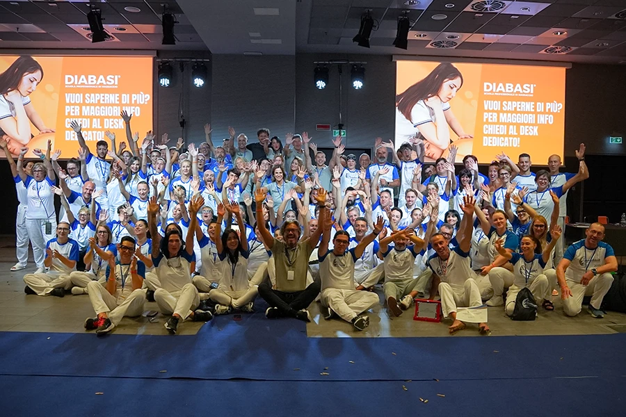 Allievi del Campus DIABASI eseguono tecniche di massaggio durante una sessione pratica guidata in aula