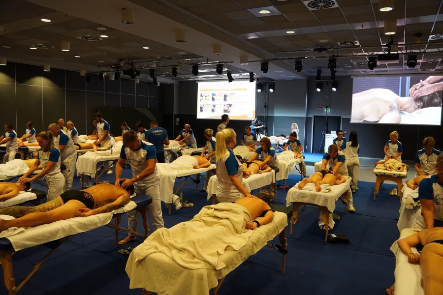Allieva del Campus DIABASI mentre pratica una tecnica di massaggio agli arti superiori