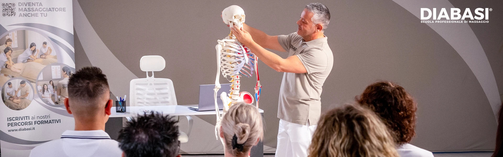 Diploma di 3° Livello DIABASI® – Operatore Professionale Avanzato in Massaggio Massoterapico del Benessere durante una lezione di anatomia applicata