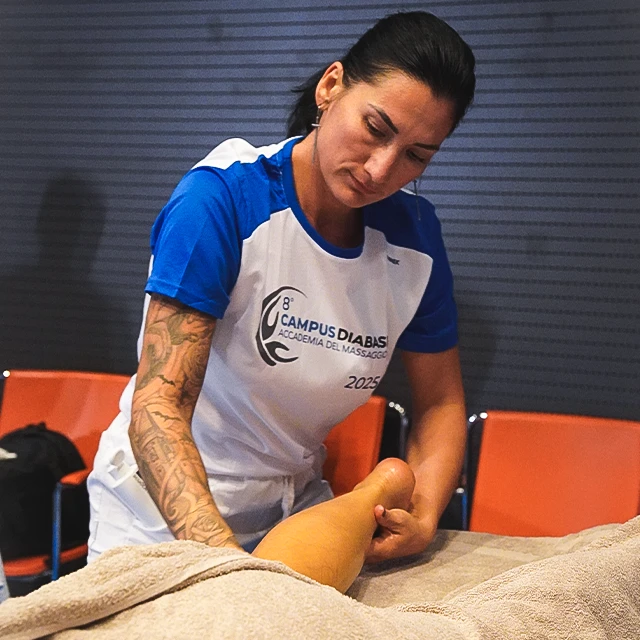 Allieva durante una pratica di massaggio agli arti inferiori al Campus DIABASI