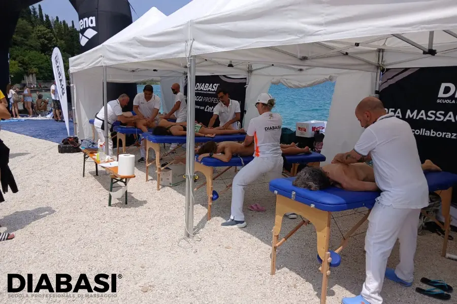 Massaggio Sportivo. Area massaggi professionali Diabasi allestita all'aperto per il trattamento infra-gara e post-gara di atleti durante una competizione sportiva.
