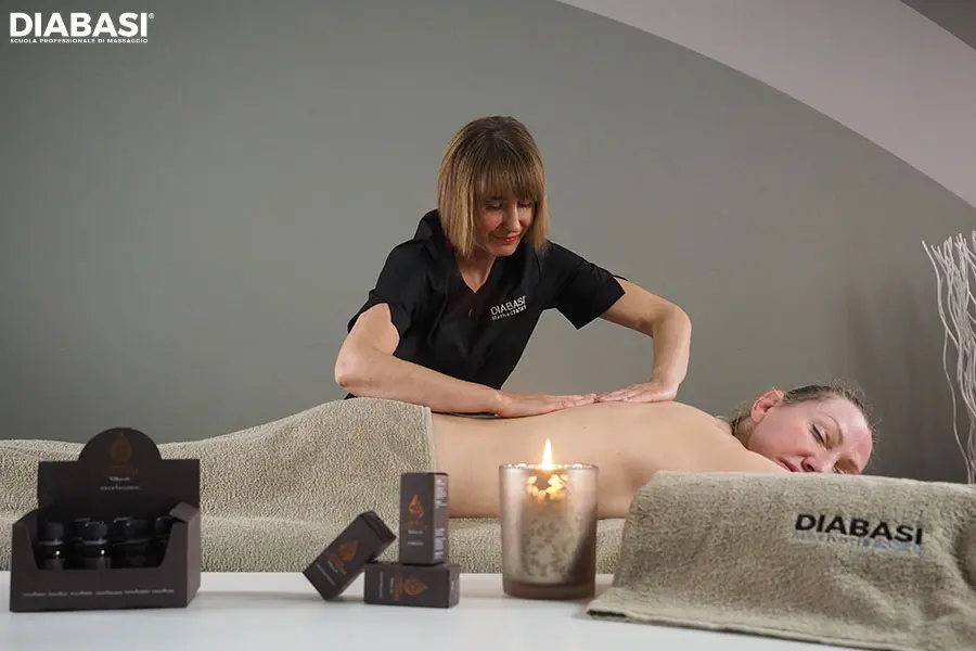 Operatrice certificata DIABASI esegue manualità di massaggio ayurvedico alla schiena (Tanda Abhyanga) per favorire il rilassamento e l'equilibrio dei Dosha. Scuola Professionale di Massaggio