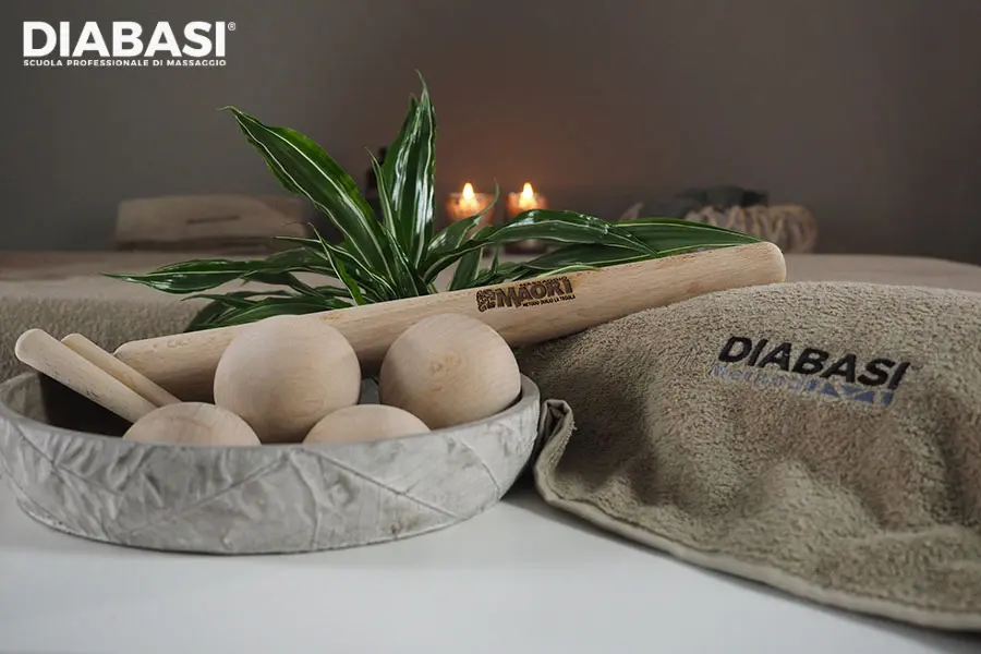 Strumenti in legno utilizzati nel Massaggio Maori, con sfere e rulli per il trattamento muscolare e drenante. Diabasi Scuola professionale di Massaggio.