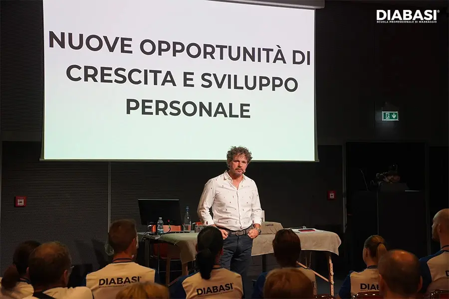 Duilio La Tegola presenta le nuove opportunità di crescita professionale e marketing per massaggiatori durante un evento DIABASI dedicato al marketing per massaggiatori