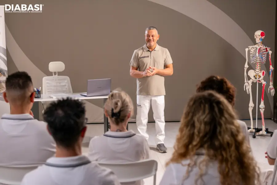 Massaggiatore professionista nel suo studio mentre illustra come trovare nuovi clienti e gestire il marketing per massaggiatori.