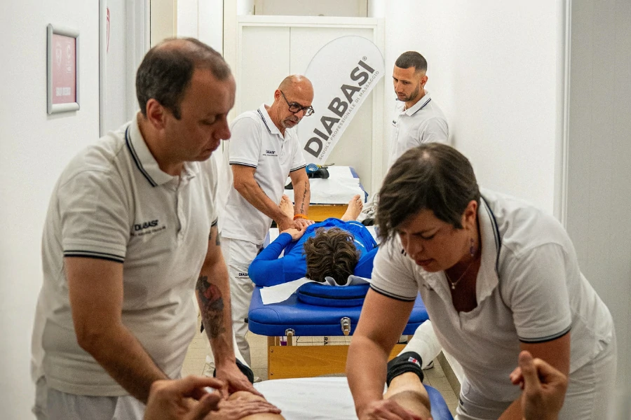 Massaggiatori DIABASI® durante il tirocinio pratico allo SWIMTHEISLAND Golfo dell’Isola – evento sportivo di nuoto e benessere