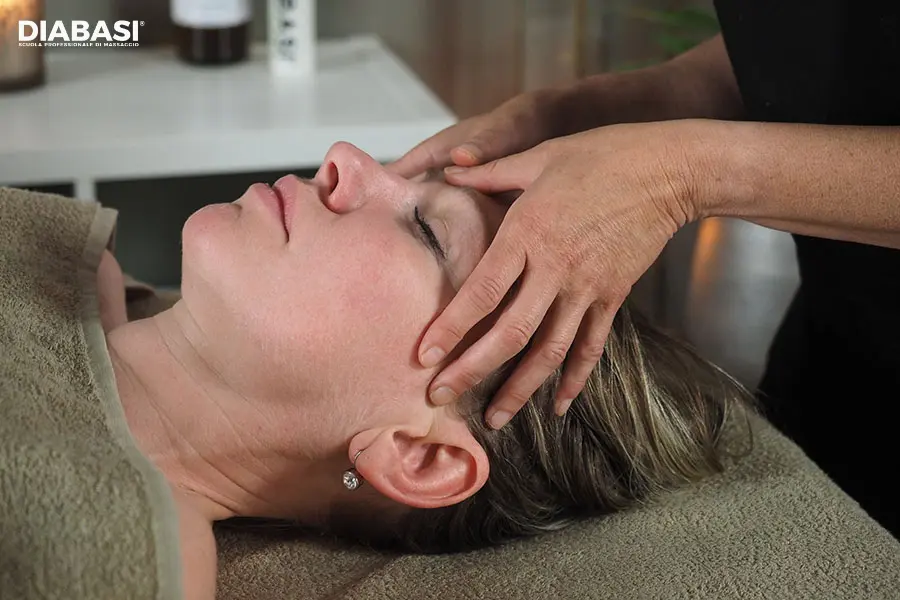 Dettaglio di un trattamento al viso durante una seduta professionale di Thai Oil Massage con digitopressioni calibrate sulla fronte.