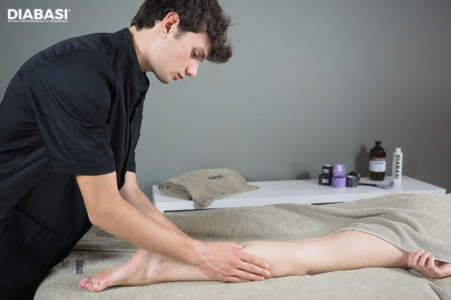 Operatore professionista durante un trattamento Trigger Point sulla muscolatura del polpaccio per favorire l'allentamento delle tensioni muscolari.