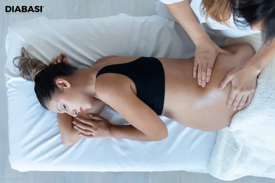 Massaggio per donna in gravidanza alla schiena eseguito in posizione di decubito laterale protetto sul lettino. Diabasi scuola professionale di massaggio