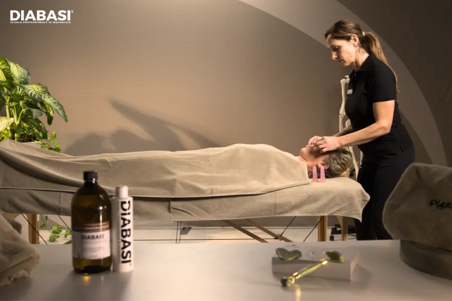 Operatrice professionista esegue un trattamento di massaggio viso lifting e biolifting manuale in studio. Diabasi scuola professionale di massaggio