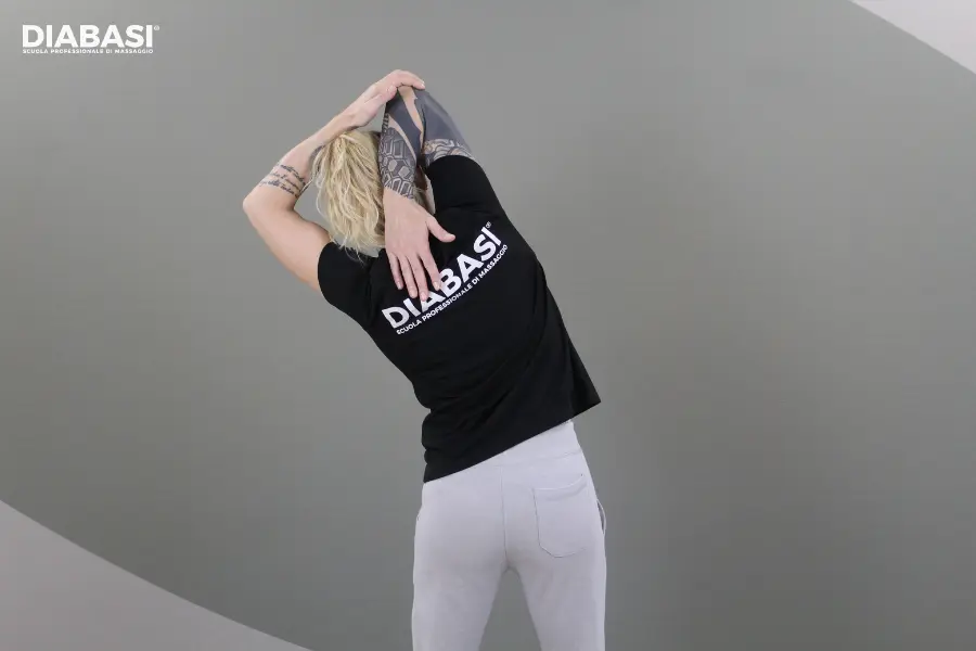 Operatrice esegue stretching correttivo per la mobilità muscolare nel protocollo di Biomeccanica Applicata.