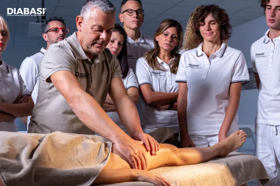 Docente Diabasi mostra una tecnica di Massaggio Muscolare Trasverso Profondo sulla gamba
